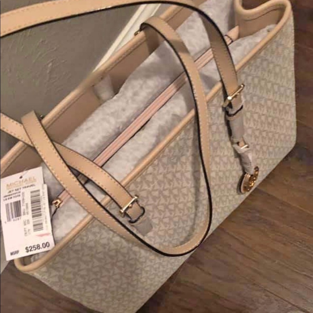 NWT Michael Kors Jet Set Tote - Picture 2 of 5